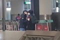 Vương Phi – Tạ Đình Phong hôn nhau đắm đuối ở sân bay